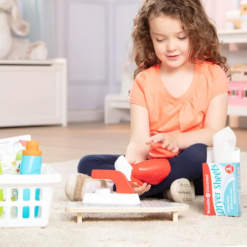 Vista 5 de Melissa & Doug Juego de cesta de lavandería con plancha de madera, tabla de planchar y accesorios (14 piezas) Juego de simulación de lavandería
