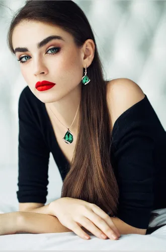Vista 2 de Juego de joyas para mujer, regalo para el día de San Valentín, collar y aretes de cristal en forma de corazón