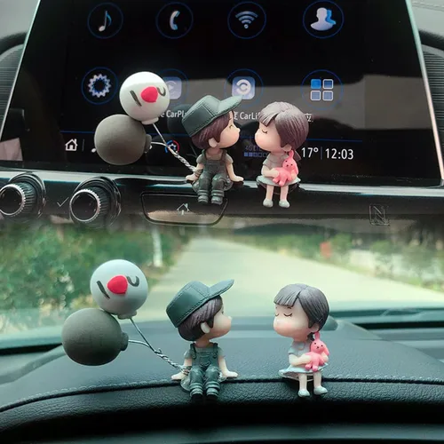 Vista 5 de Lindo adorno de coche con diseño de pareja de caricaturas, decoración de tablero de automóvil, figuras de pareja besando, adornos de globos (A)