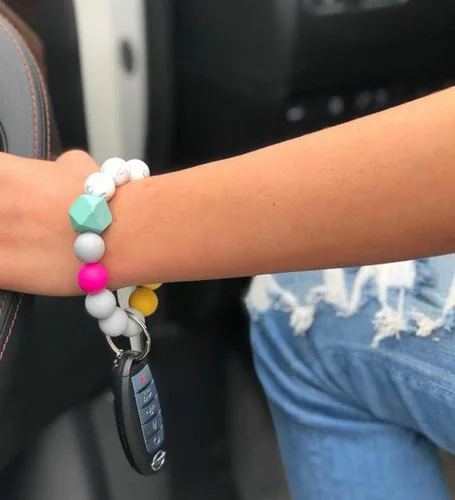 Vista 7 de 4 llaveros de silicona para mujer, pulsera elástica, llavero para casa y automóvil