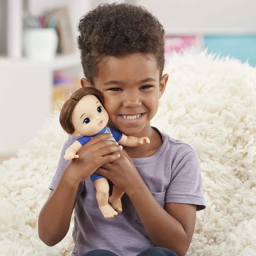 Vista 4 de Baby Alive Littles, Carry 'N Go Squad, Little Matteo Brown Hair Boy Muñeca, portador, accesorios, juguete para niños a partir de 3 años