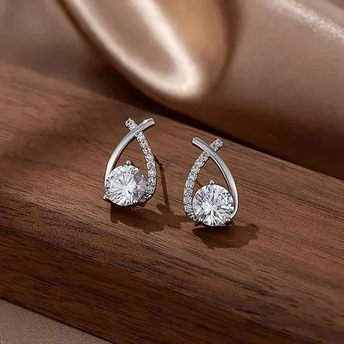 Vista 2 de Dainty Simplicitys - Aretes de circonita con cola de pez para mujeres y niñas, minimalismo, aretes chapados en lágrima, aretes de doble torsión