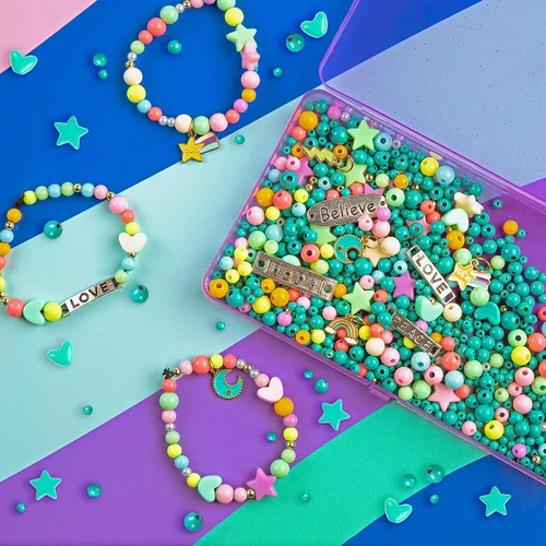 Vista 3 de Fashion Angels Surprise Me! Magic Reveal - Juego de pulseras de poni, cuentas metálicas, dijes, arandela de cuentas mágicas y más, experiencia