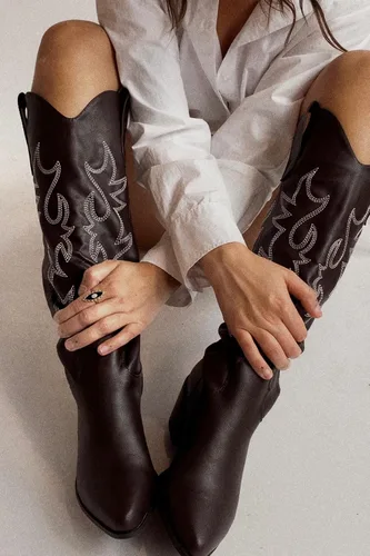Vista 2 de MeiLuSi Botas vaqueras para mujer, hasta la rodilla, botas vaqueras con punta puntiaguda, tacón grueso, zapatos de gamuza con bordado