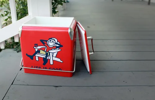 Vista 9 de Leigh Country Life is Good - Hielera metálica roja, diseño gráfico Adirondack Jake, portátil con asa de transporte