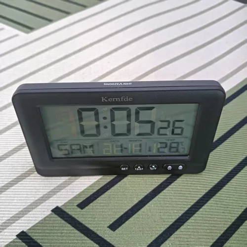 Vista 2 de Reloj despertador de viaje alimentado por pilas, reloj despertador para dormitorios, pequeño reloj digital con luz de fondo, 2 alarmas, repetición