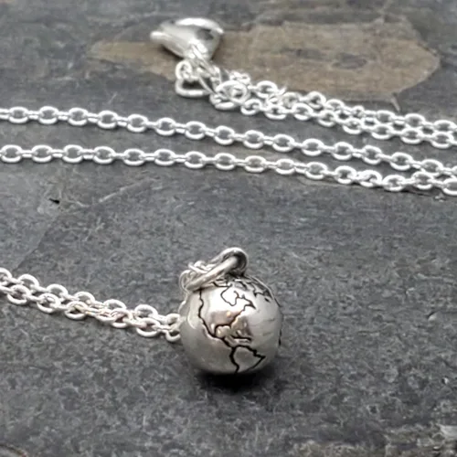 Vista 6 de Collar con dije de globo mundial de plata esterlina para mujer