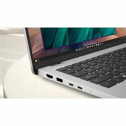 Vista 21 de Dell Pro Plus 14 PB14250 laptop Core Ul