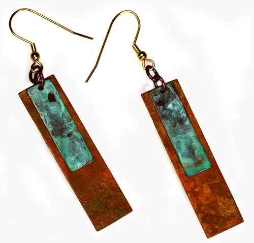 Vista 3 de Elaine Coyne Pendientes alargados de rectángulo en estilo bohemio chic con pátina verdigris y pátina terrestre
