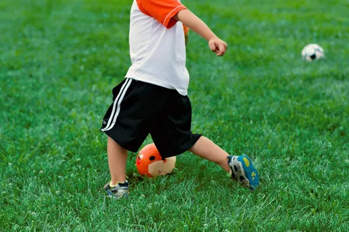 Vista 4 de Daball Balón de fútbol para niños y niños pequeños, tamaño 1 y talla 3, bomba y caja de regalo incluidas