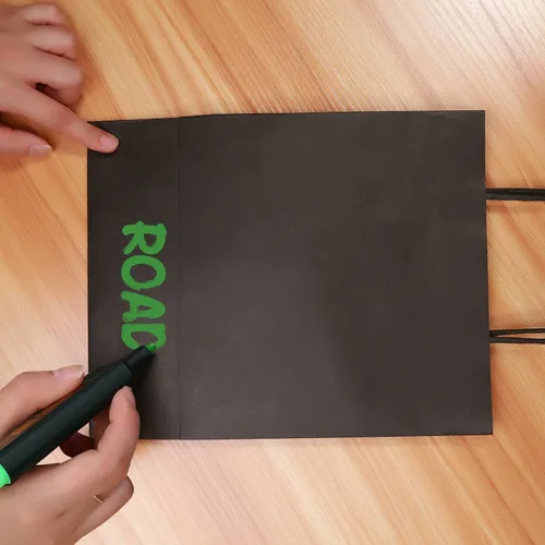 Vista 6 de 50 bolsas de regalo grandes negras a granel, 10 x 5 x 13 pulgadas, bolsas de regalo de papel kraft con asas para recuerdos de fiesta, boda