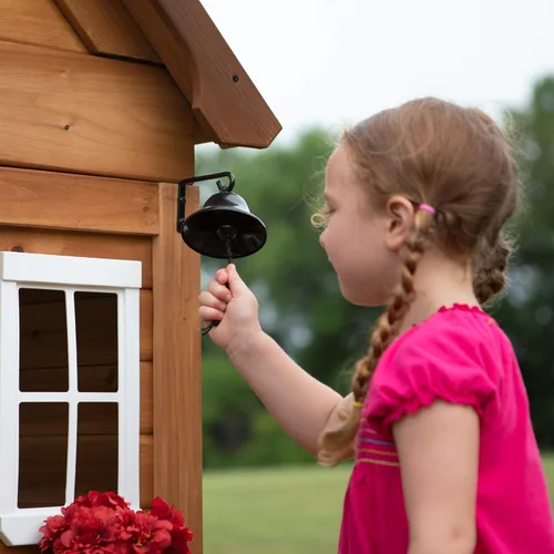 Vista 7 de Backyard Discovery Aspen - Casa de juegos de madera de cedro para niños tipo cabaña con cocina de juego, barra de aperitivos, banco de pícnic