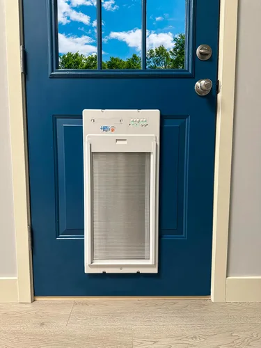Vista 5 de Power Pet Roll Up - Puerta inteligente confiable para perro, operación automática del collar para mascotas con o sin aplicación, alta seguridad