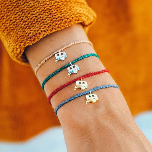 Vista 3 de Pura Vida Pulsera On the Road de plata u oro, 100% impermeable, banda ajustable, encanto de la marca Rojo oscuro