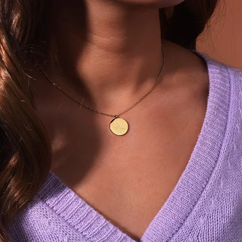 Vista 3 de FANCY SHINY Collar con dije de flor del mes de nacimiento, delicado collar de moneda dorada grabada de acero inoxidable para mujer, regalo para ella
