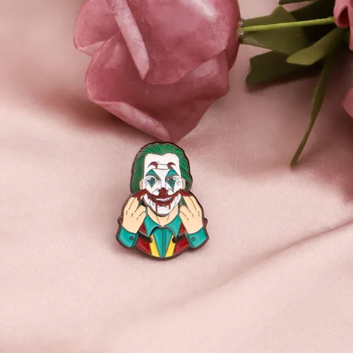 Vista 5 de HOLLP Payaso Joker Broche de solapa Horror Chucky Cara Stephen Kings Fans Regalo de Halloween
