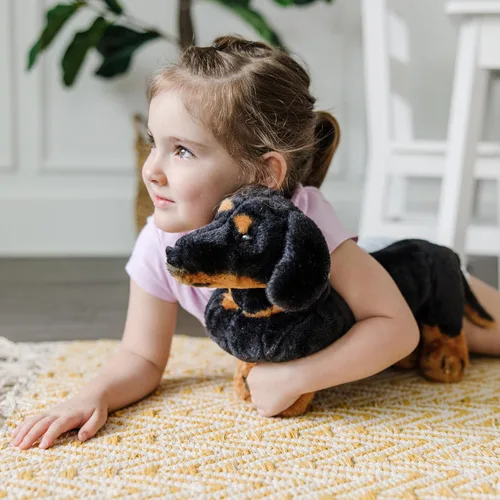 Vista 2 de Melissa & Doug Dachshund Gigante - Perro de Peluche Realista Grande