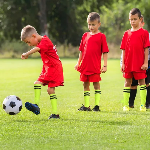 Vista 2 de Unittype 6 pares de calcetines de fútbol para niños pequeños, calcetines de fútbol a rayas juveniles, regalo de Navidad para niños y niñas de 4 a 14