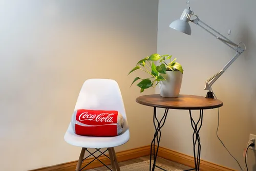 Vista 5 de Mark Feldstein & Associates Coca-Cola Red Soda Can - Almohada de poliéster de felpa de 8 x 13 pulgadas