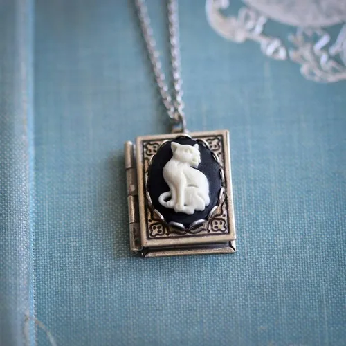 Vista 4 de Zian Collar de gato Cameo con cerradura de libro, collar cuadrado con medallón de fotos, collar para amantes de los libros, Zinc, No es una piedra