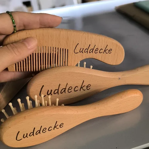 Vista 6 de Juego de cepillos de madera personalizados para bebés, regalo personalizado para bebés recién nacidos, cepillo y peine personalizado para bebés