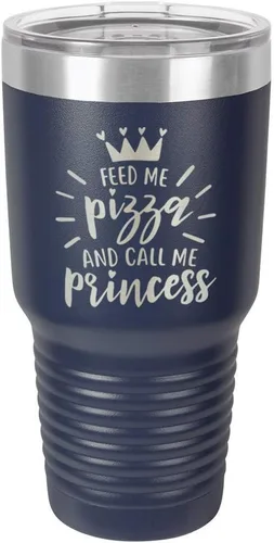 Vista 17 de Vaso grabado con pajita y tapa superior deslizante de acero inoxidable para viaje con texto en inglés "FEED ME PIZZA AND CALL ME PRINCESS