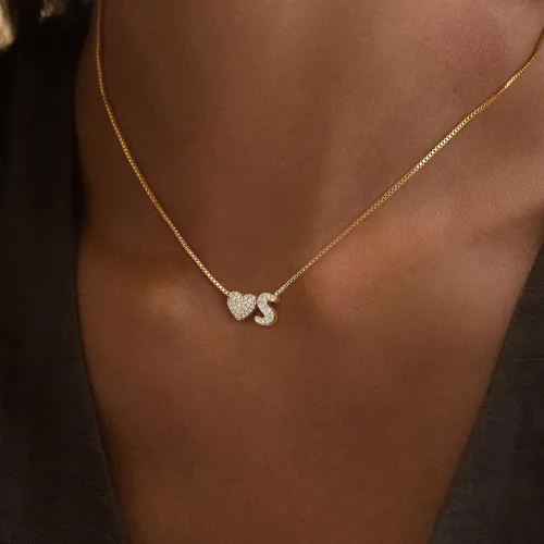 Vista 3 de Turandoss Collar con inicial de corazón de oro para mujer, delicado collar de letras de corazón personalizado chapado en oro de 18 quilates, collar