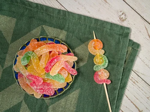 Vista 5 de Smarty Stop Gummy Worm Candy - Bocadillo comestible de confitería con sabor a fruta (gusano aguamarina, 2 libras (paquete de 1))