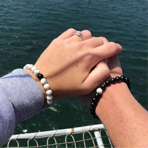 Vista 4 de CNLQ - Pulseras de larga distancia para parejas, regalo a juego, ágata mate de 0.315 in, cuentas de piedra (rojo elástico)