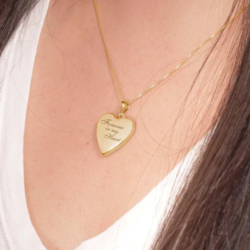 Vista 2 de PicturesOnGold.com Collar con medallón Forever In My Heart para mujer que sostiene fotos en joyería personalizada, regalos para hombres y mujeres