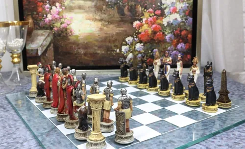 Vista 2 de Ebros Gift Juego de ajedrez con temática histórica, ejército de faraón ptolemaico egipcio contra Augusto César, Imperio Romano, Centuriones, piezas