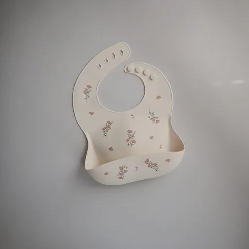 Vista 90 de Mushie - Babero de silicona para bebé, ajustable y resistente al agua (abejas) De 4 a 24 meses, lavable a máquina, correa ajustable