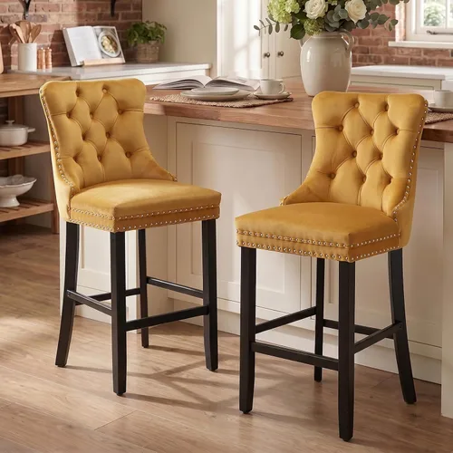 Vista 173 de SoarFlash Juego de 2 taburetes de bar tapizados de terciopelo moderno con patas de madera, botones acolchados, cabeza de clavo cromada, asiento
