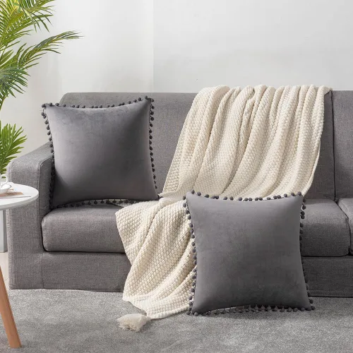 Vista 4 de DEZENE Fundas de almohada 18x18 gris oscuro: Paquete de 2 fundas de almohada decorativas cuadradas de terciopelo suave con pompones para decoración
