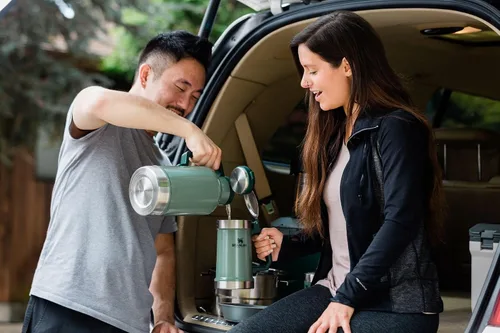 Vista 6 de Stanley - Jarra clásica de fácil vertido Growler de 64 oz Mantiene la cerveza fría o el café caliente Tapa con revestimiento de acero a prueba