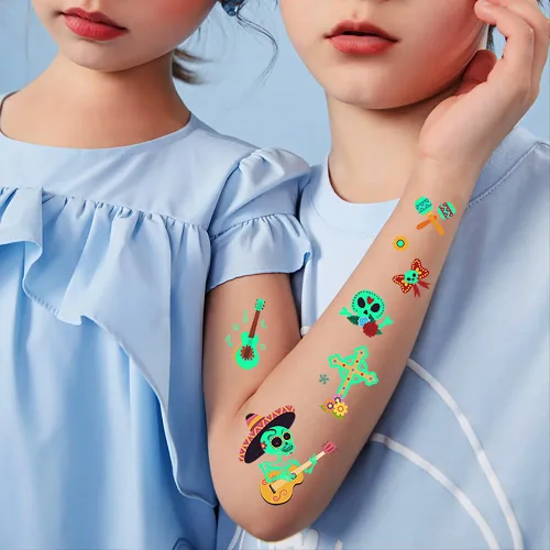 Vista 3 de 10 piezas de 100 tipos de tatuajes temporales luminosos de dibujos animados para niños, esqueletos de azúcar, esqueletos, piedras preciosas, flores