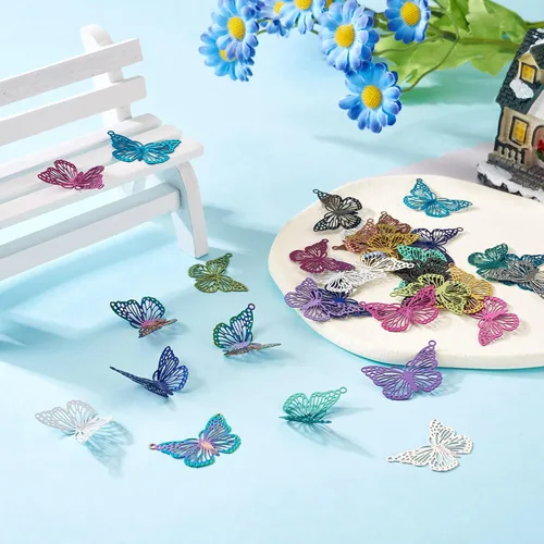 Vista 5 de Pandahall - 48 colgantes de acero inoxidable con diseño de mariposa y filigrana de colores, dijes de mariposa de animales, adornos de metal grabado