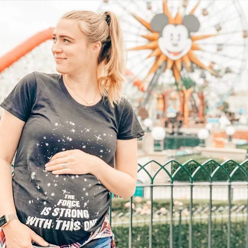 Vista 8 de Maternity Force is Strong - Camiseta de embarazo divertida con gráfico para futuras madres