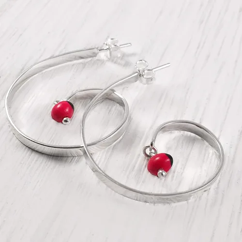 Vista 3 de Arracadas curvadas de plata de ley 925 con pendientes de semilla de Huayruro rojo y negro, aros peruanos en forma de G «Good Fortune», acabado