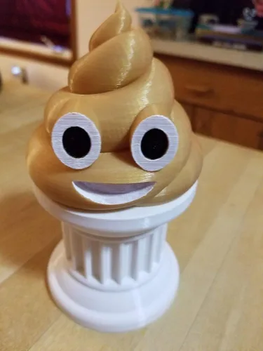 Vista 4 de Znet3D Trofeo Emoji Poop - Emoji de caca pintado a mano - Caca dorada en pilar blanco