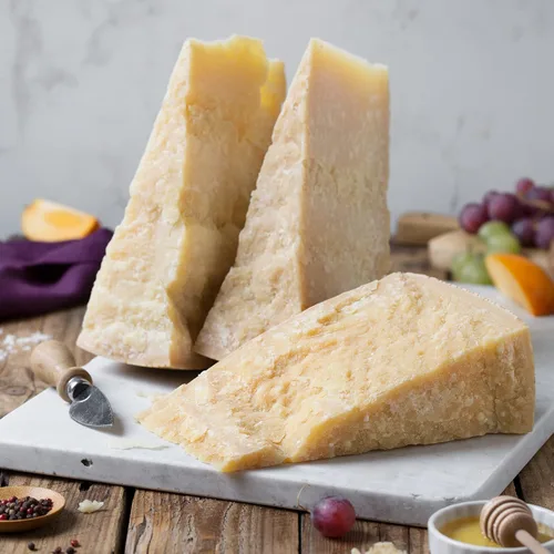 Vista 2 de Trío de degustación de Parmigiano Reggiano DOP de 18, 24, 36 meses 3x2.2 lb - 1 por envejecimiento - (3x1kg) - El único parmesano - EMILIA FOOD LOVE
