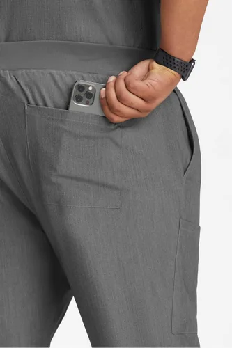 Vista 5 de Fabletics MotionTech - Pantalón médico para hombre, elástico en 4 direcciones, con bolsillos, resistente a las arrugas, ajuste semidelgado