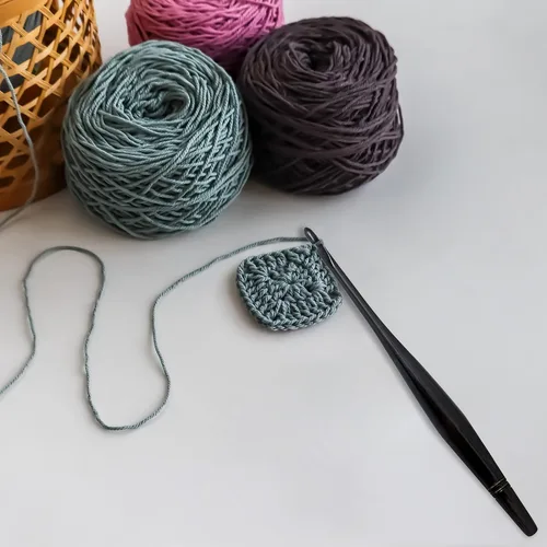 Vista 2 de Ommi - Ganchos de ganchillo con mango ergonómico, gancho de ganchillo de madera de ébano hecho a mano de 7 pulgadas, aguja de tejer, tejido de hilo