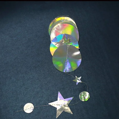 Vista 3 de Cheerland Decoraciones de Fiesta Iridiscentes Guirnalda de Estrellas Holográficas Estrellas Colgantes Luna Serpentina Galaxia Decoración