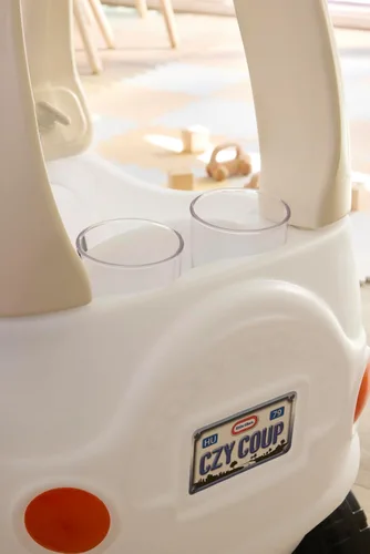 Vista 5 de Little Tikes Cloud Collection Cozy Coupé - Blanco, auto clásico de pie a piso, puerta de trabajo, volante, bocina, tabla de suelo extraíble, auto