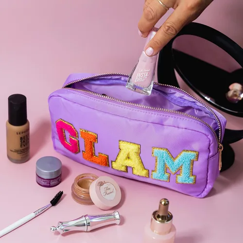 Vista 2 de Fablinks Bolsa de cosméticos de nylon rosa con parches de letras de chenilla