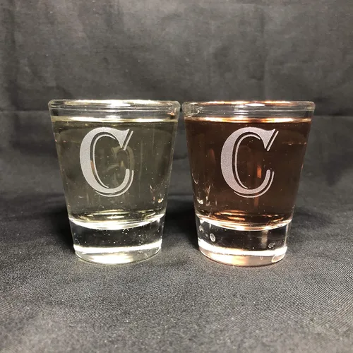 Vista 3 de Juego de 2 vasos de chupito con letras de monograma de 1.5 oz (B)