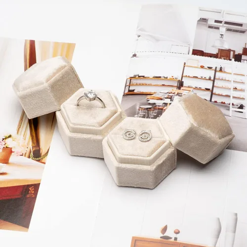 Vista 6 de Equal - Caja hexagonal de terciopelo para compromiso, propuesta de boda, caja de regalo de joyería, caja de embalaje de joyería (beige)