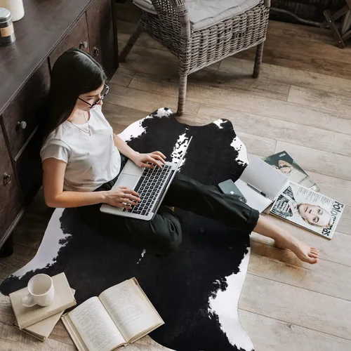 Vista 4 de Alfombra de piel de vaca sintética AROGAN, alfombra premium con estampado de vaca para decoración occidental boho, piel de vaca para dormitorio Negro