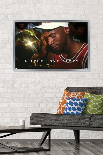 Vista 15 de Michael Jordan - Póster de pared A True Love Story, 22.4 pulgadas de largo x 14.7 pulgadas de ancho, versión enmarcada de madera de granero